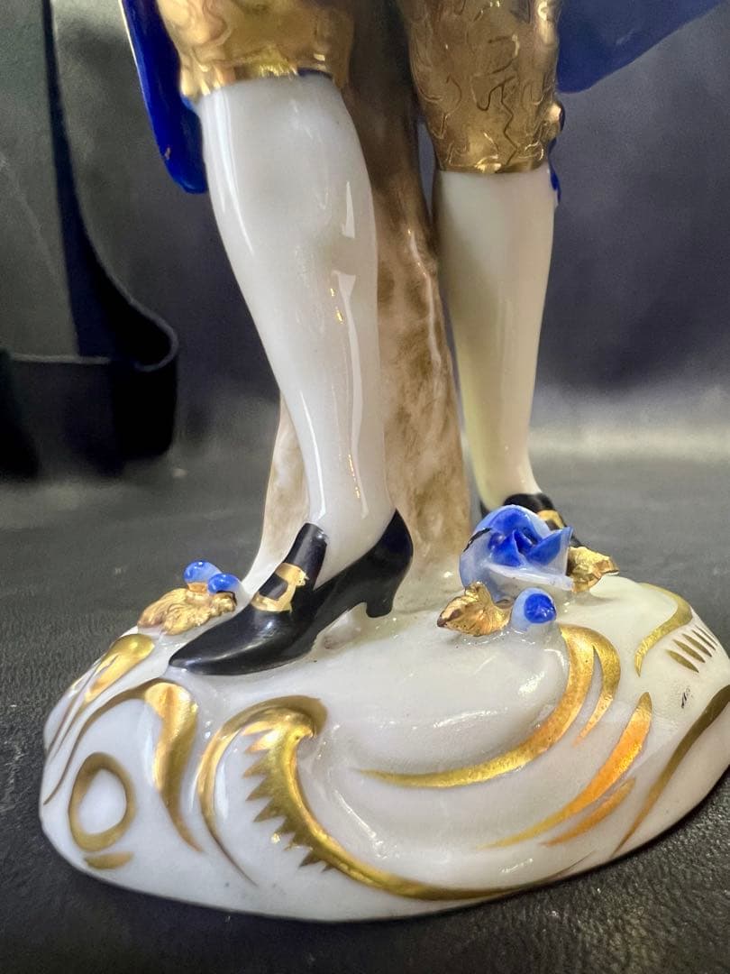 金色のコート 男性フィギュア 陶磁器
