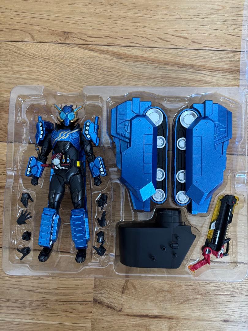S.H.フィギュアーツ仮面ライダービルド　タンクタンクフォームとエボル