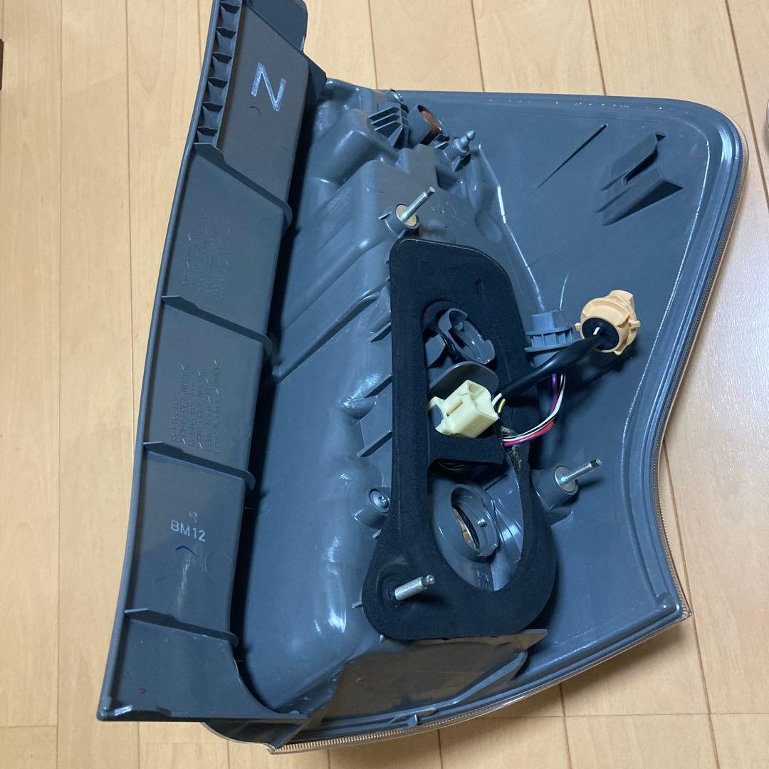 売り切り価格！平成24年式　プリウス　アルファ テールライト 左右セット