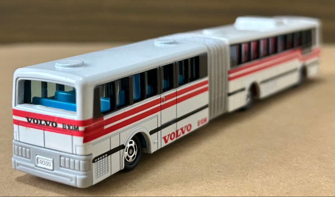 ロングトミカ L4 VOLVO-富士重工・連節バス