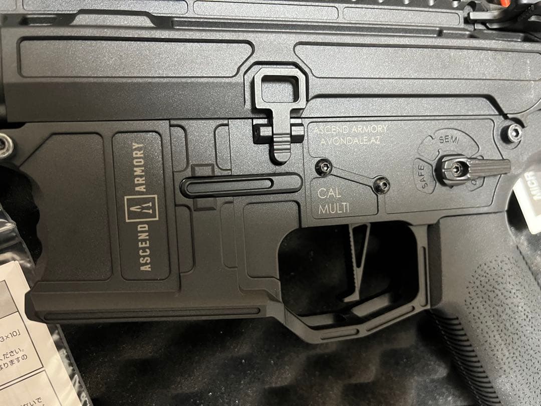 AR-15電動ガン BATON バッテリー　ドットサイト　マガジン4つ付き！