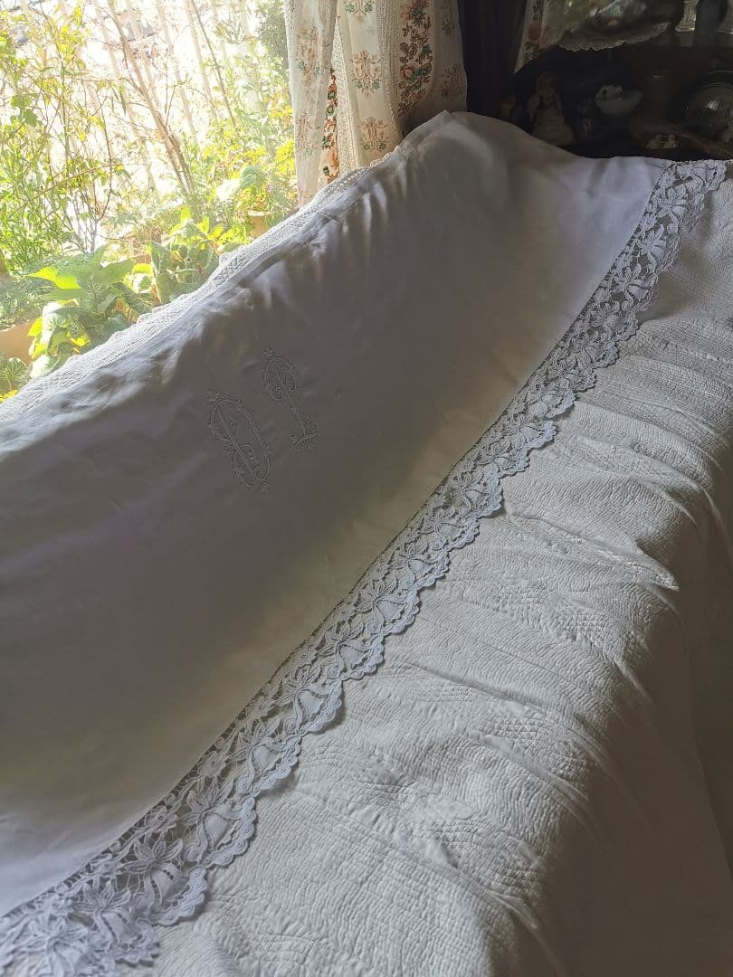 アンティーク イニシャル刺繍ＤＰ ベル風スカラップ花トリム ロングクロスカーテン