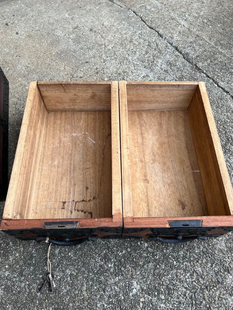 骨董 船箪笥 (金庫) 時代和箪笥 鉄地金具　カギ付き　金具装　昭和レトロ