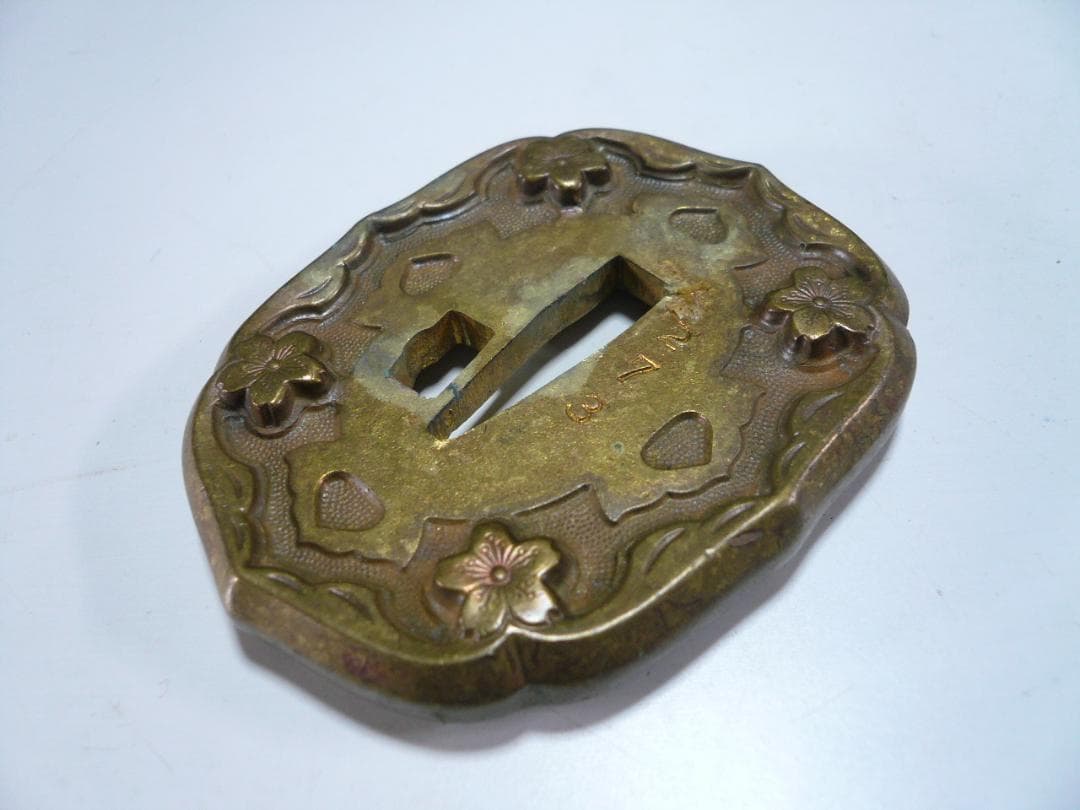 軍刀 鍔 旧日本軍 刀装具 時代物 刻印 日本刀 士官 指揮刀 将校 儀礼刀