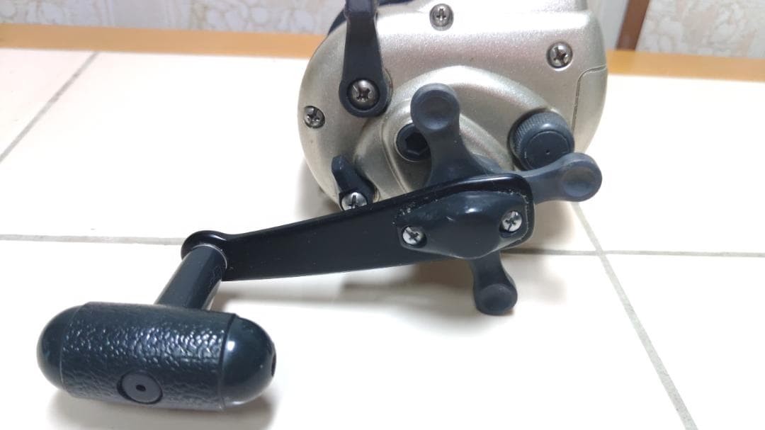 【初売り最終】シマノ 電動リール3000H(破損有) &1000EV ＋竿置き