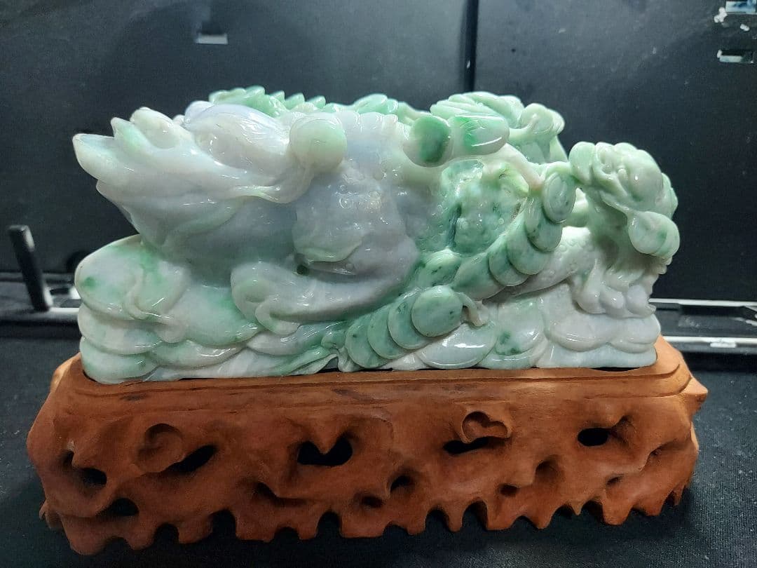 翡翠 龍と雲 彫刻 木製台座付き 専用箱付き 1862g