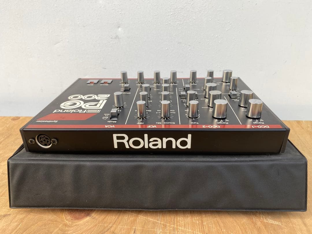 roland pg200 synthesizer ビンテージ　専用ケース付き