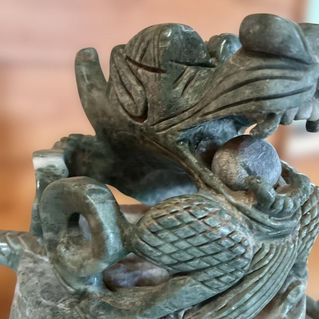 翡翠製？大理石？ドラゴン装飾の蓋付き器
