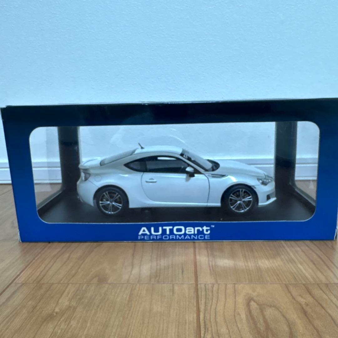 オートアート　SUBARU スバル　BRZ 1/18 ミニカー　ホワイト