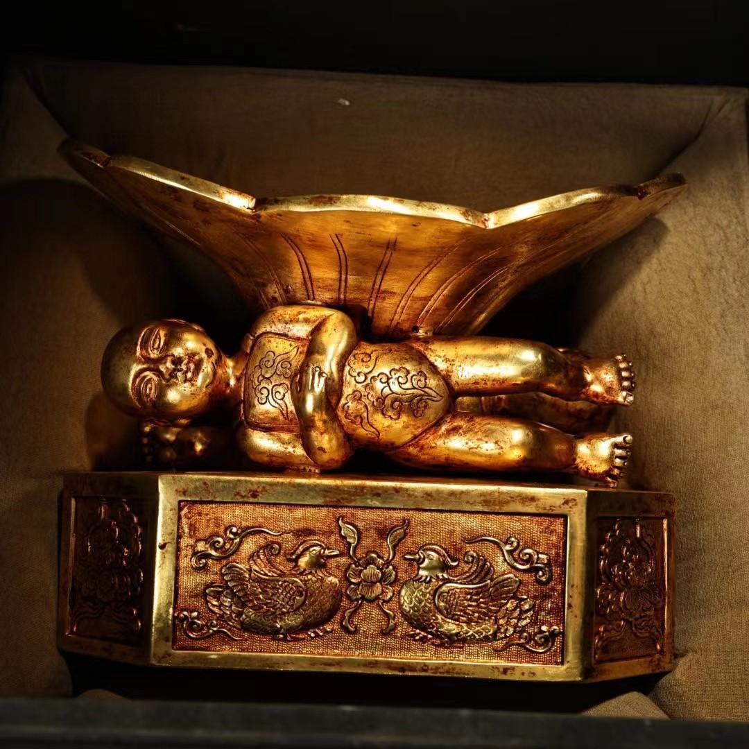 中国古美術・珍品旧蔵・鎏金童子龍鳳枕・鏨刻鎏金・純銅製・高浮彫・箱付き・置物