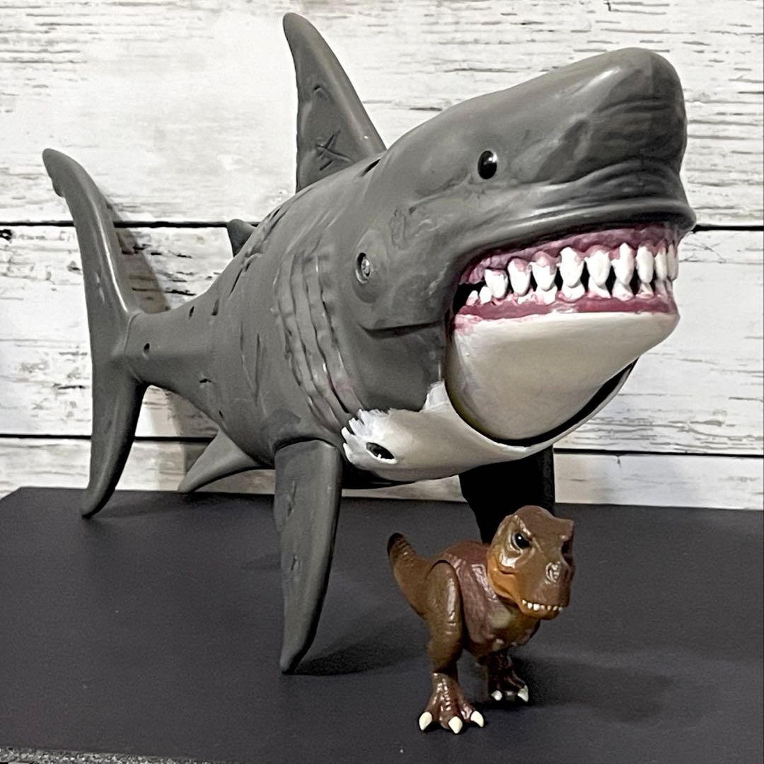 メガロドン　アクションフィギュア　ティラノサウルス付き
