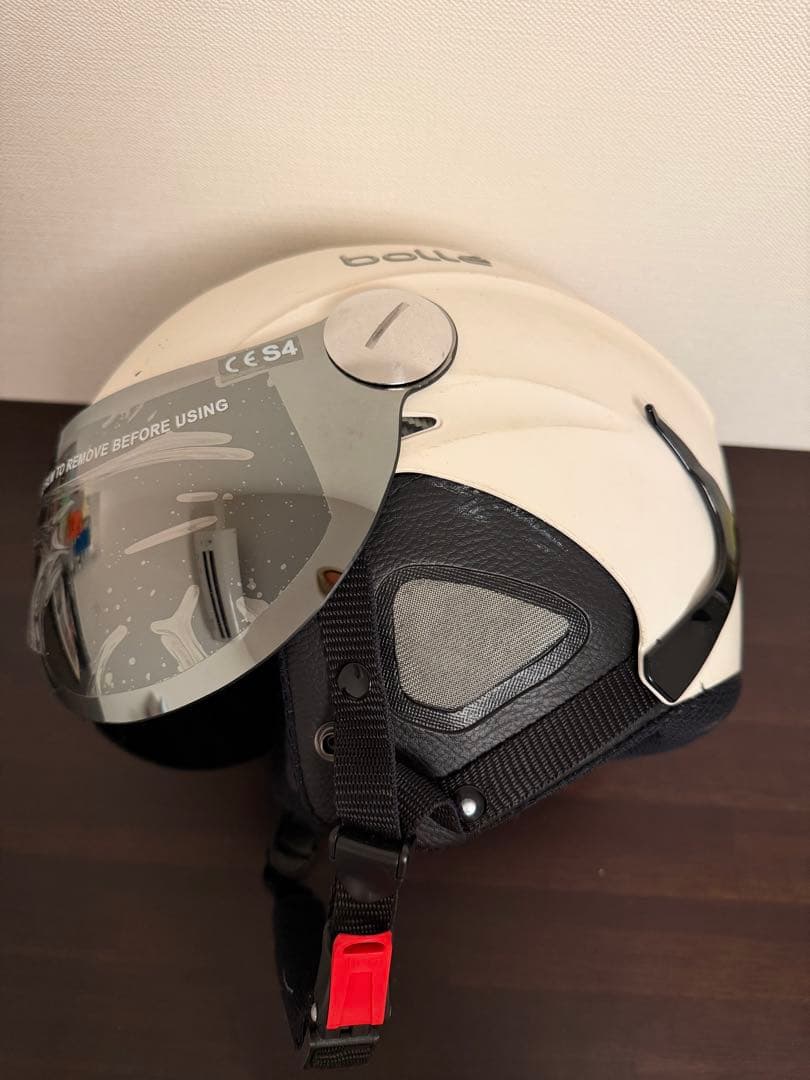 Bolle バイザー付きスキー用ヘルメット
