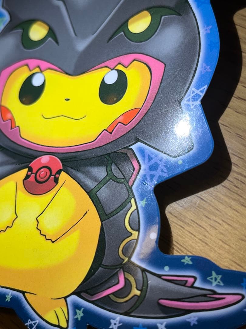 ポケモンセンター ぬいぐるみ 黒いレックウザポンチョを着たピカチュウ タグ付