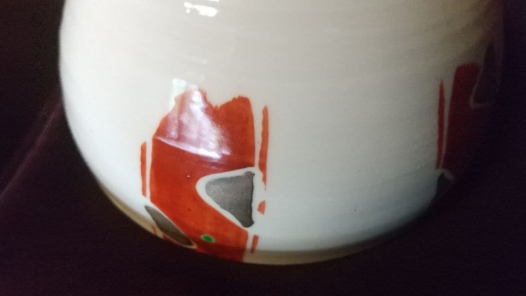 備前　金重有邦　粉引茶碗　朱に金　銀にも　ポツッと碧！ 小ぶりで　とても可愛い