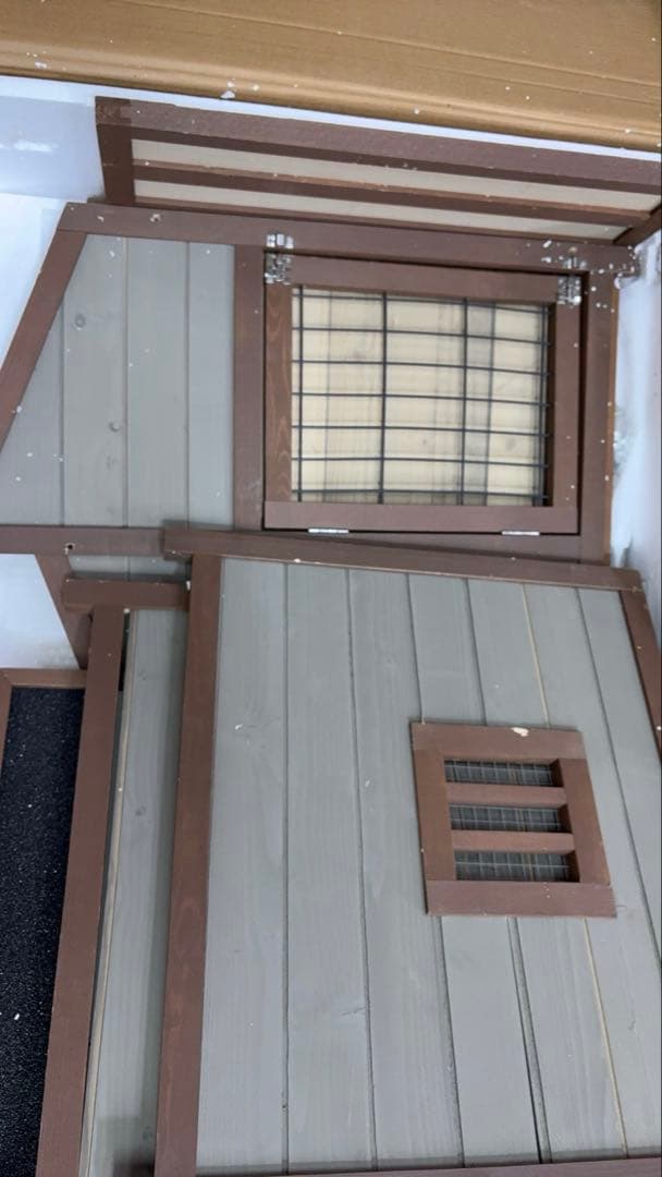 無垢材の犬小屋 屋外の木造犬小屋