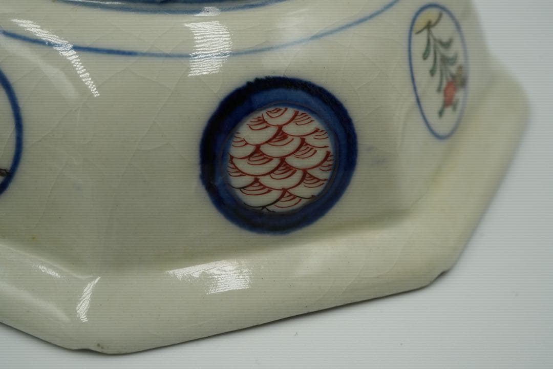 大聖寺伊万里　５客　赤絵金彩　八角中皿　大明萬暦年製　磁貫入　丸紋巻物　波図