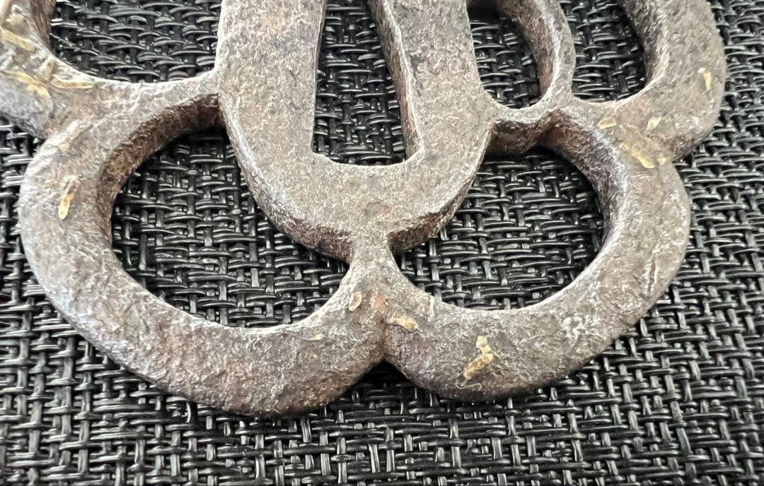 刀装具 木瓜形透かし鍔 鉃地 金象嵌 年代物 アンティーク 箱付き 鍔布団付き