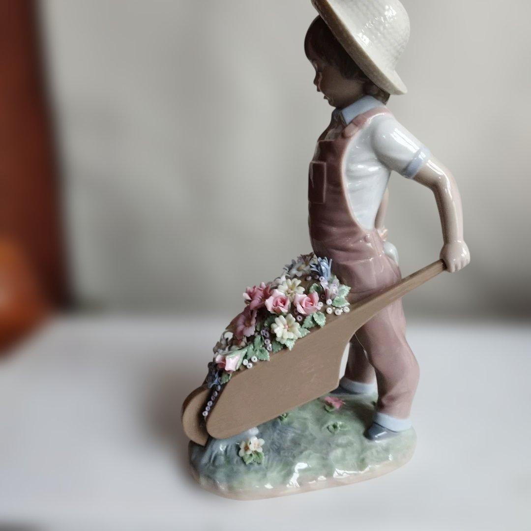 陶器製 子供の像 花手押し車