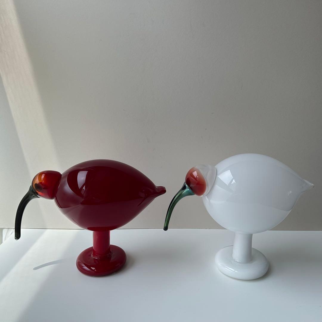 赤と白のガラス製鳥フィギュア