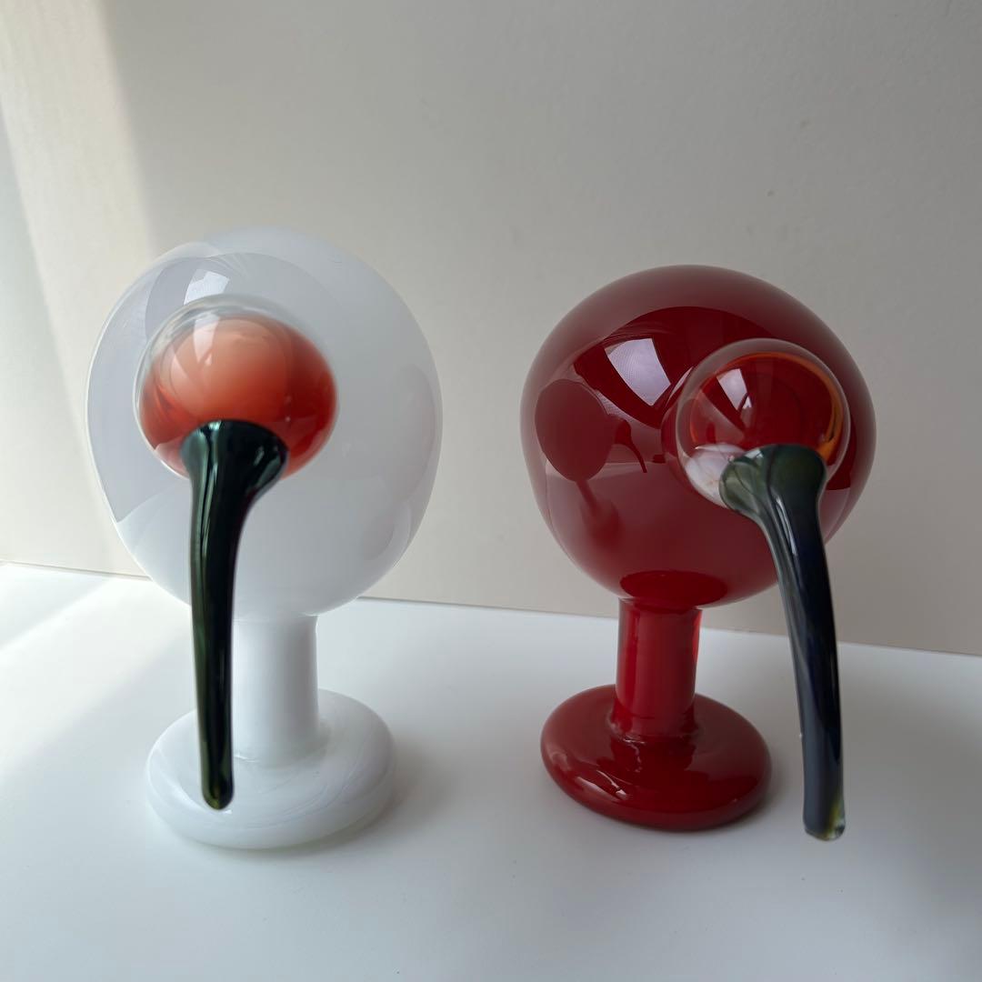 赤と白のガラス製鳥フィギュア