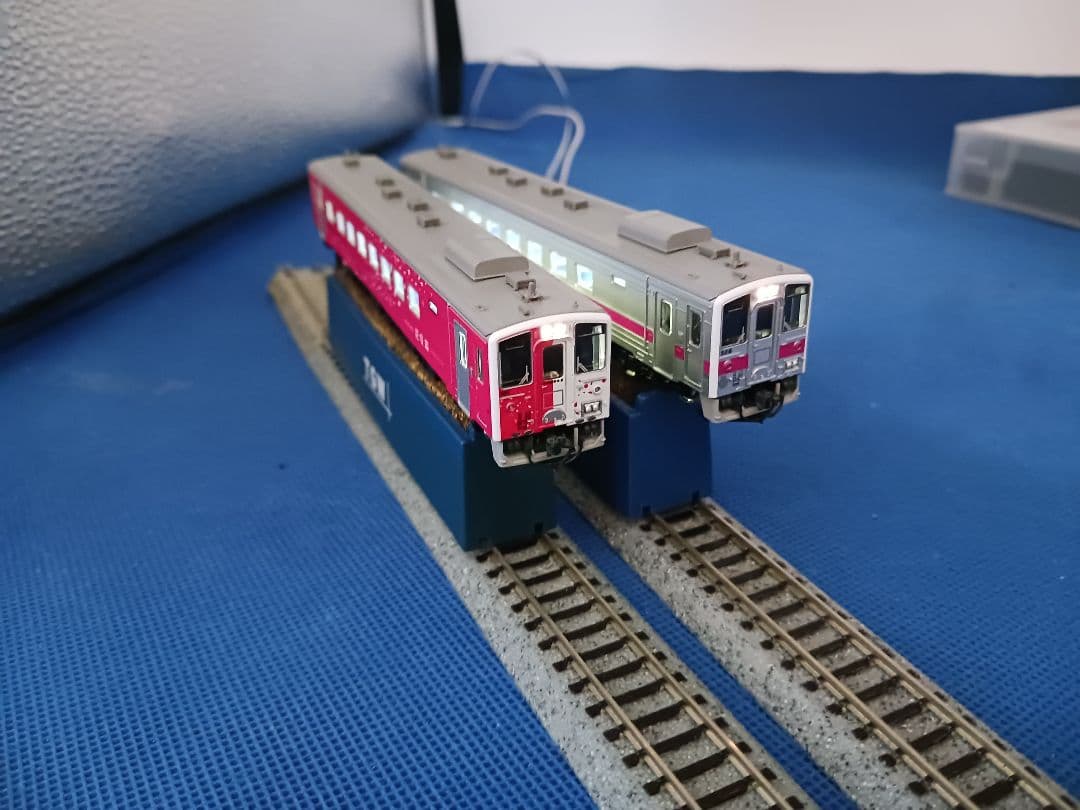 GM 50712 30408 地球探索鉄道花咲線ラッピングトレイン ピンク帯2両