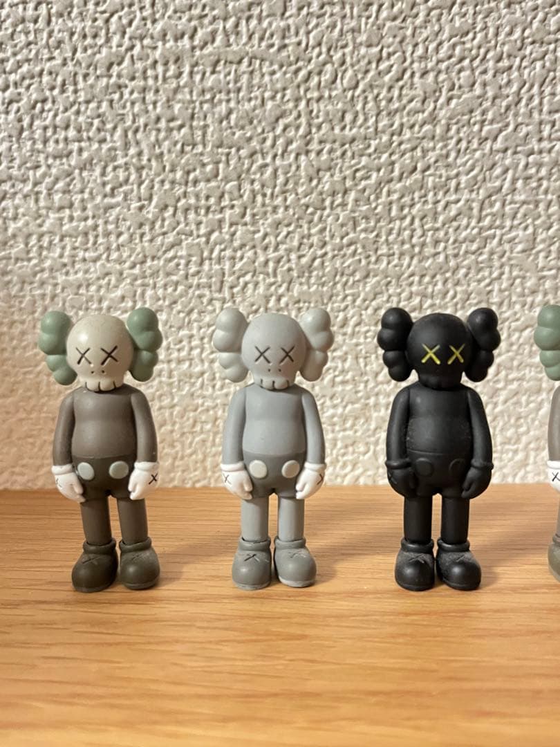 カウズ KAWS COMPANION KEYHOLDER
