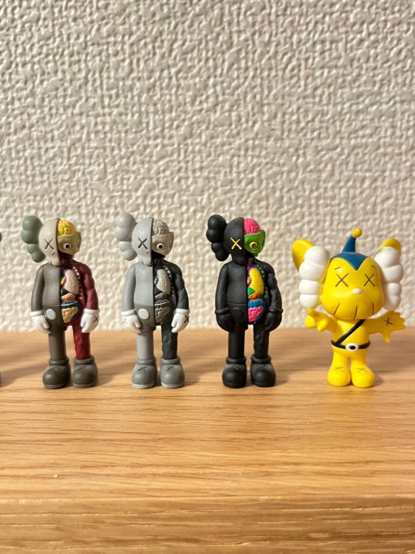 カウズ KAWS COMPANION KEYHOLDER