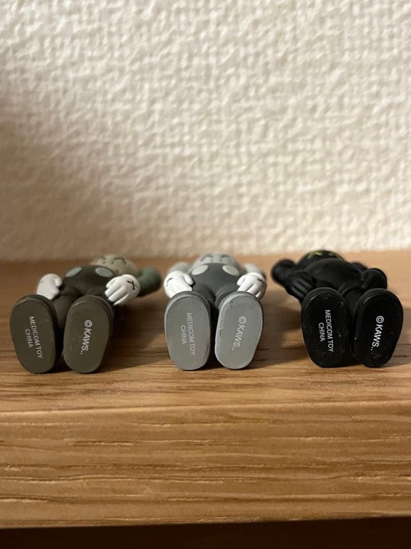 カウズ KAWS COMPANION KEYHOLDER