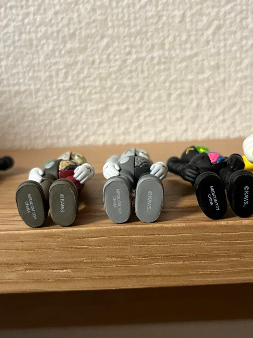 カウズ KAWS COMPANION KEYHOLDER