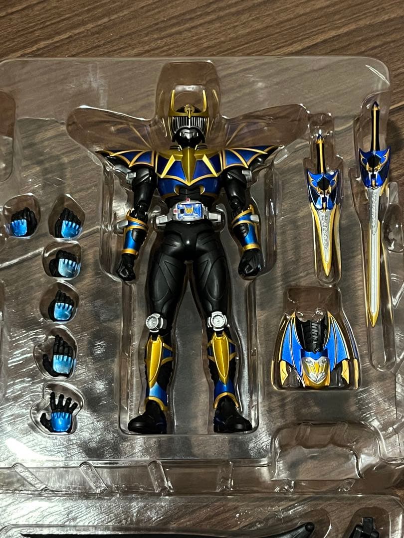 S.H.フィギュアーツ　仮面ライダー龍騎サバイブ　ナイトサバイブ