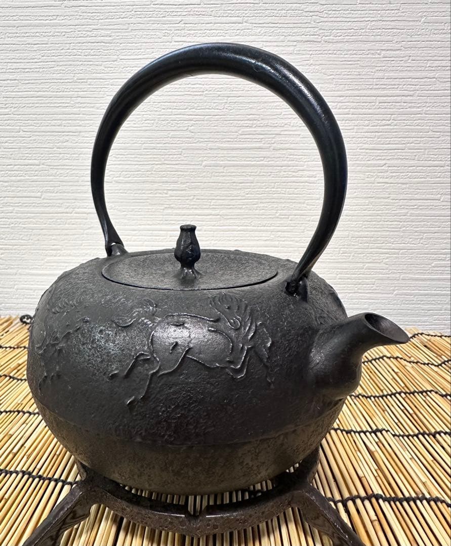 未使用品　南部伝統工芸士 及川寛治作　１３型姥口 馬　南部鉄瓶　南部鉄器　鉄瓶