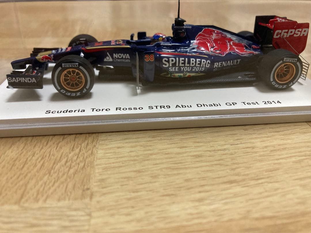 ミニカー Scuderia Toro Rosso STR9 Abu Dhabi Test