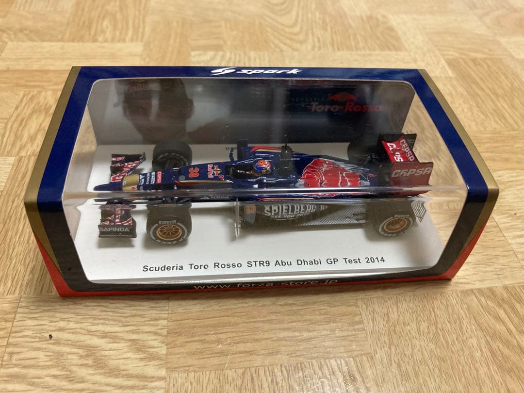 ミニカー Scuderia Toro Rosso STR9 Abu Dhabi Test