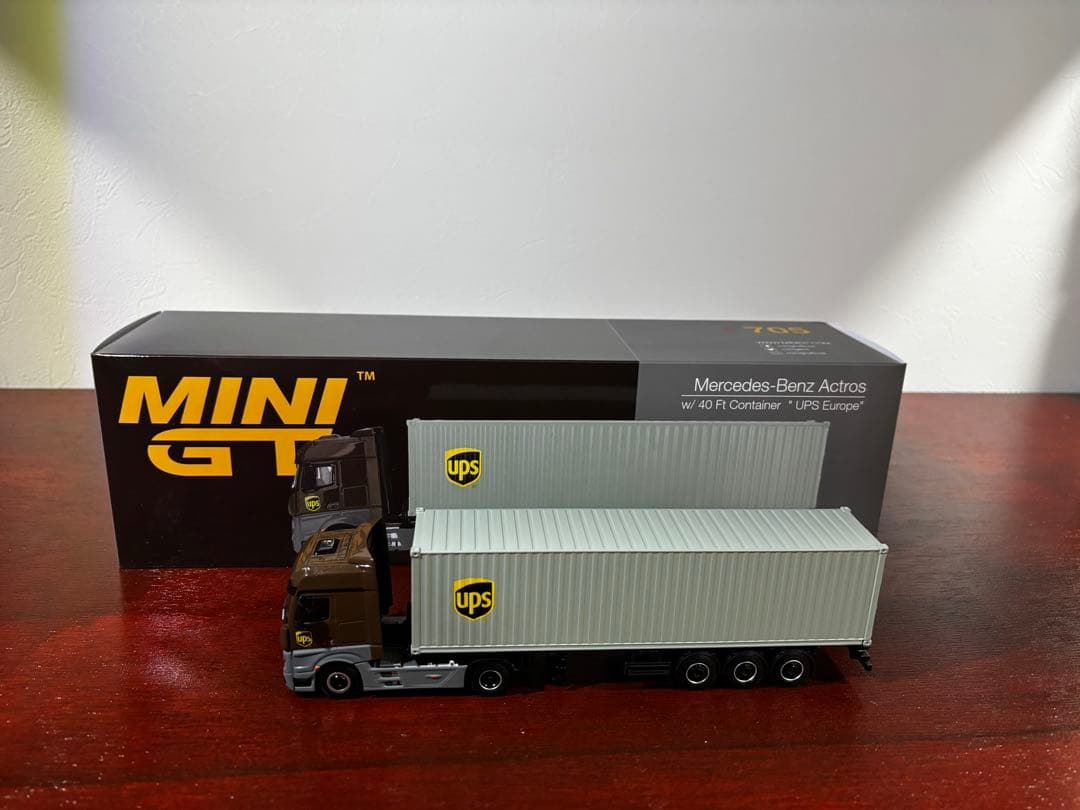 MINIGT No.705 UPSアクトロストラック&UPSフィギュアセット