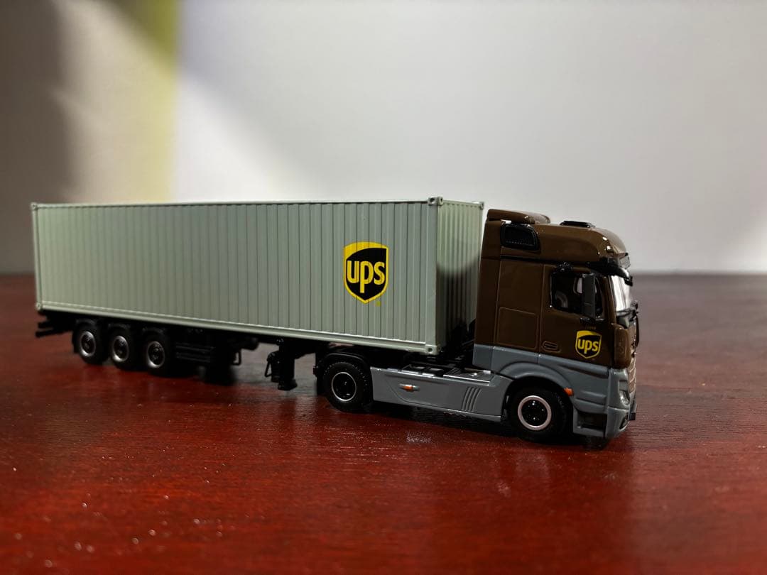 MINIGT No.705 UPSアクトロストラック&UPSフィギュアセット