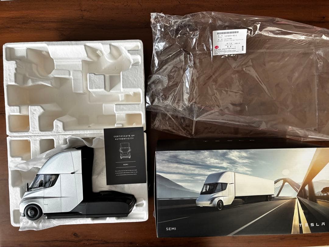 テスラ ミニカー Tesla Semi テスラセミ1:24