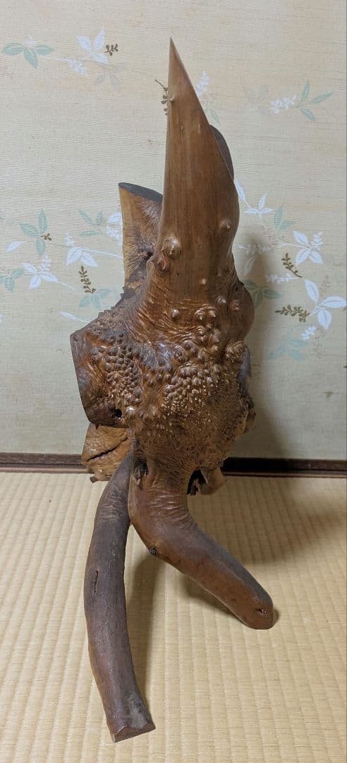 ユニークな木製アートオブジェ