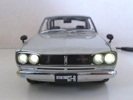 特価 京商 (1/18) 昭和の名車 愛のスカイライン GT-R ライト点灯