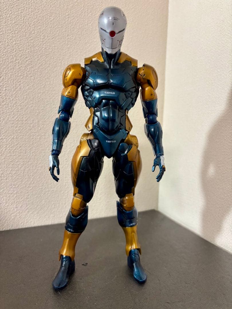PLAY ARTS 改 サイボーグ忍者 メタルギアソリッド　フィギュア