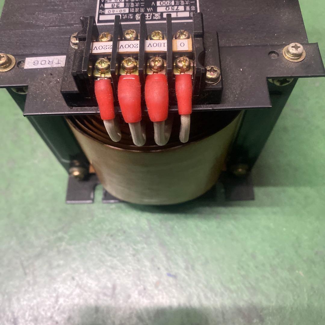 変圧器 容量 750 VA 周波数 50-60 Hz
