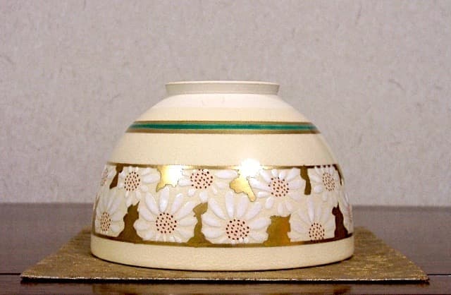 京焼・清水焼　山川巌（二代）作　仁清写　菊之絵　茶碗　無傷　共箱　。