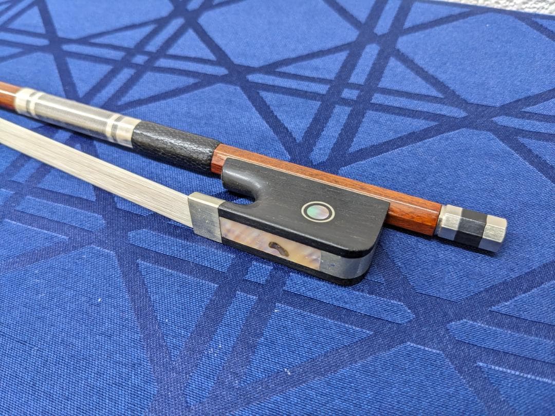 チェロ弓4/4　新品　銀線のところが凝ってる