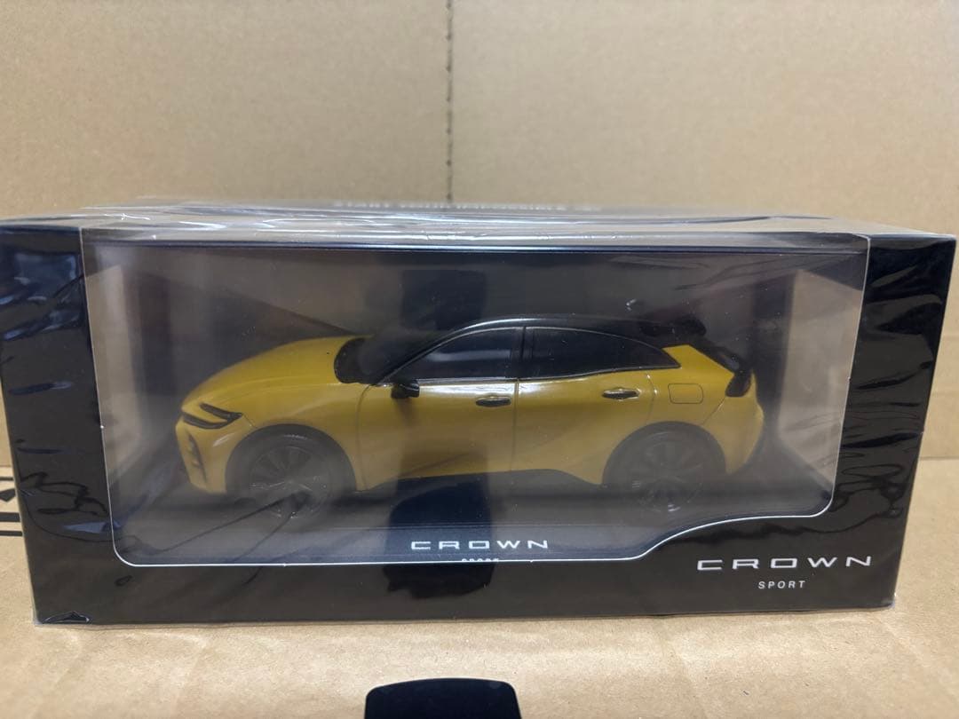 クラウンスポーツ　カラーサンプル　エモーショナルレッド & ブラック×マスタード