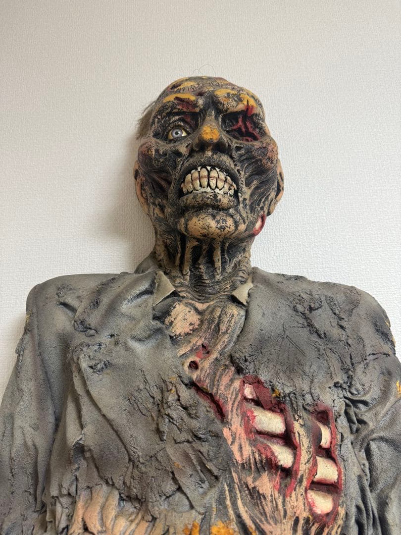 等身大ホラー人形 約160cm｜2ピース分割｜壁掛け可｜ハロウィン・店舗装飾