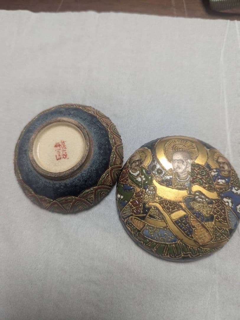 金色装飾の陶器製香合
