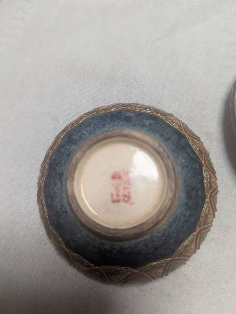 金色装飾の陶器製香合