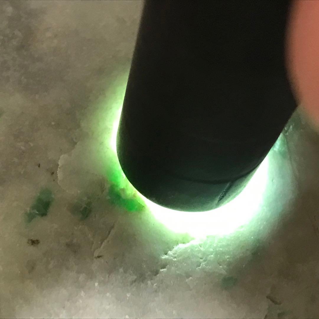 糸魚川翡翠　大きめ海石563g　白地に鮮やかな緑