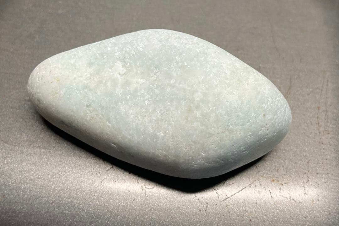 ［白地に明るい緑色］　上質糸魚川翡翠45g ヒスイ　ひすい