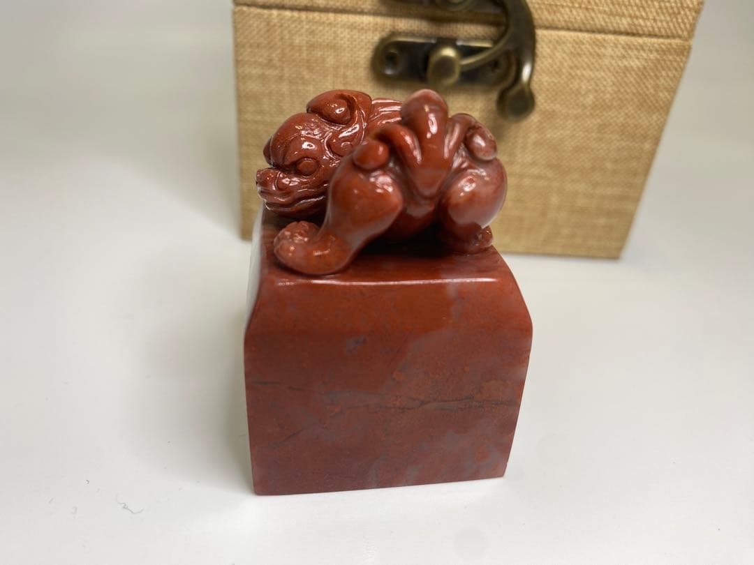 112 寿山石　印材　朱砂　 瑞獣　手彫り　紅石　大印面　篆刻　日展　雅号　箱付