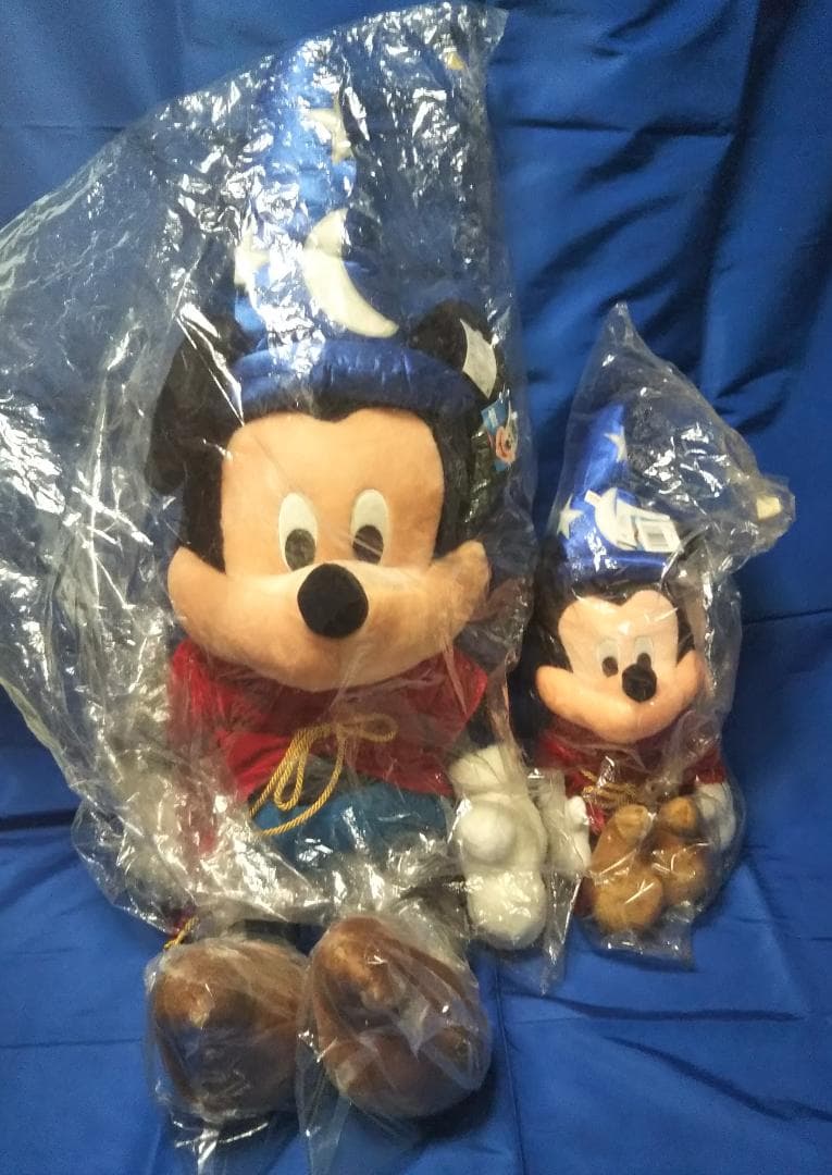 ミッキー・ファンタジアの特大サイズのぬいぐるみ